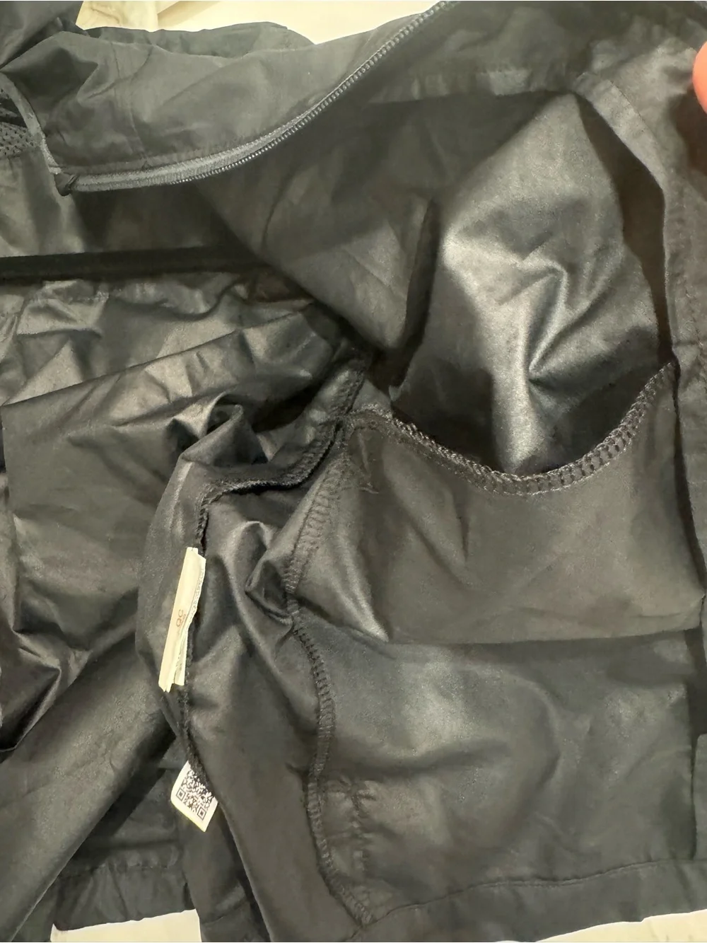 Under Armour youth windbreaker jacket featuring a full-zip closure and hood sz M
